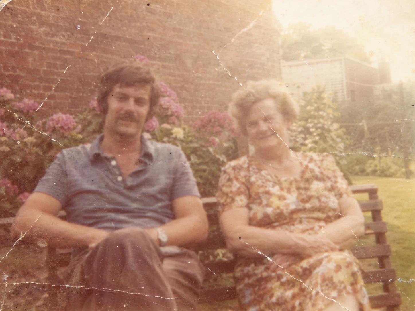 Avant : photo familiale délavée, rayée et peu nette