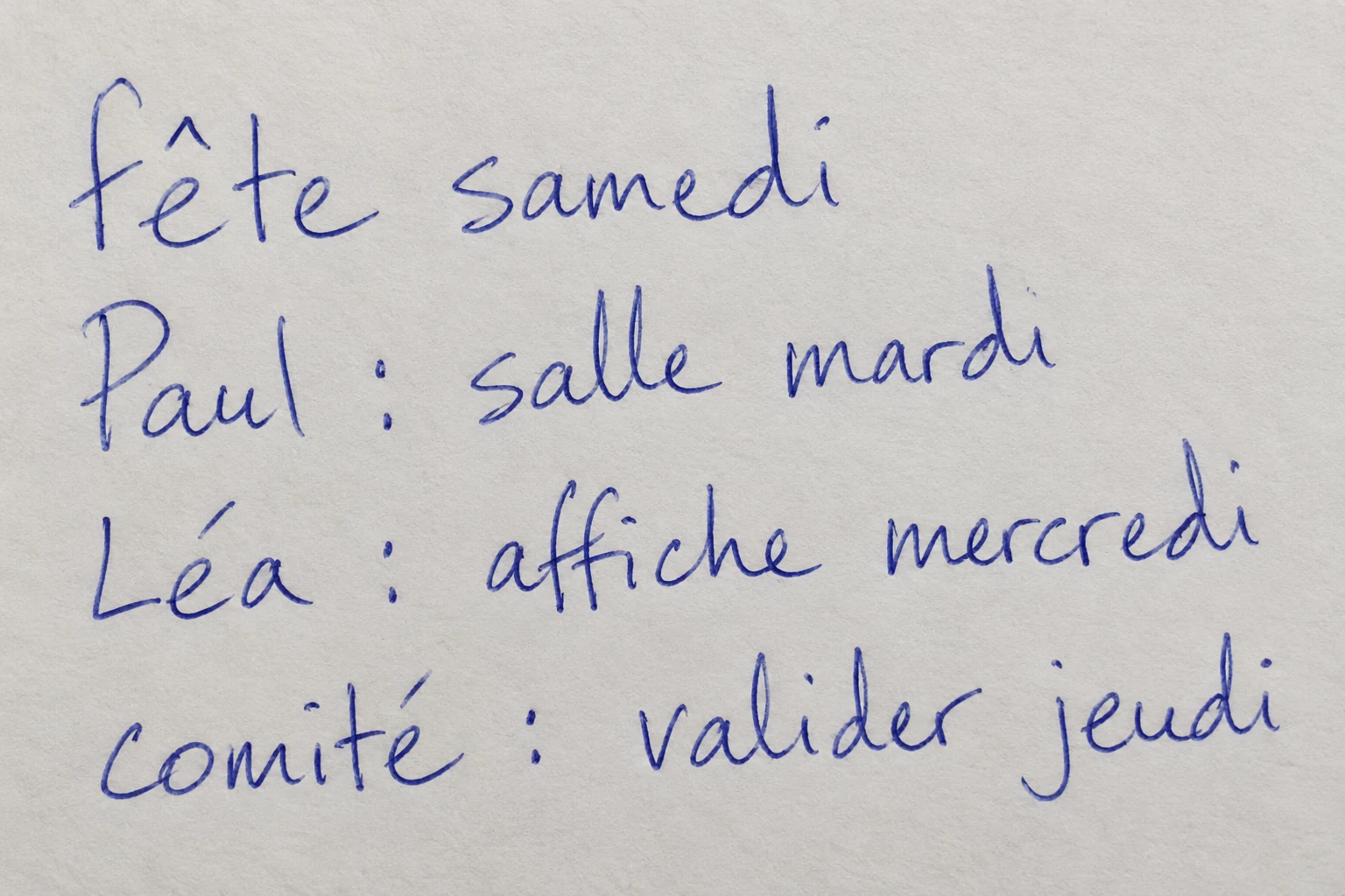 Notes manuscrites : fête samedi ; Paul : salle mardi ; Léa : affiche mercredi ; comité : valider jeudi