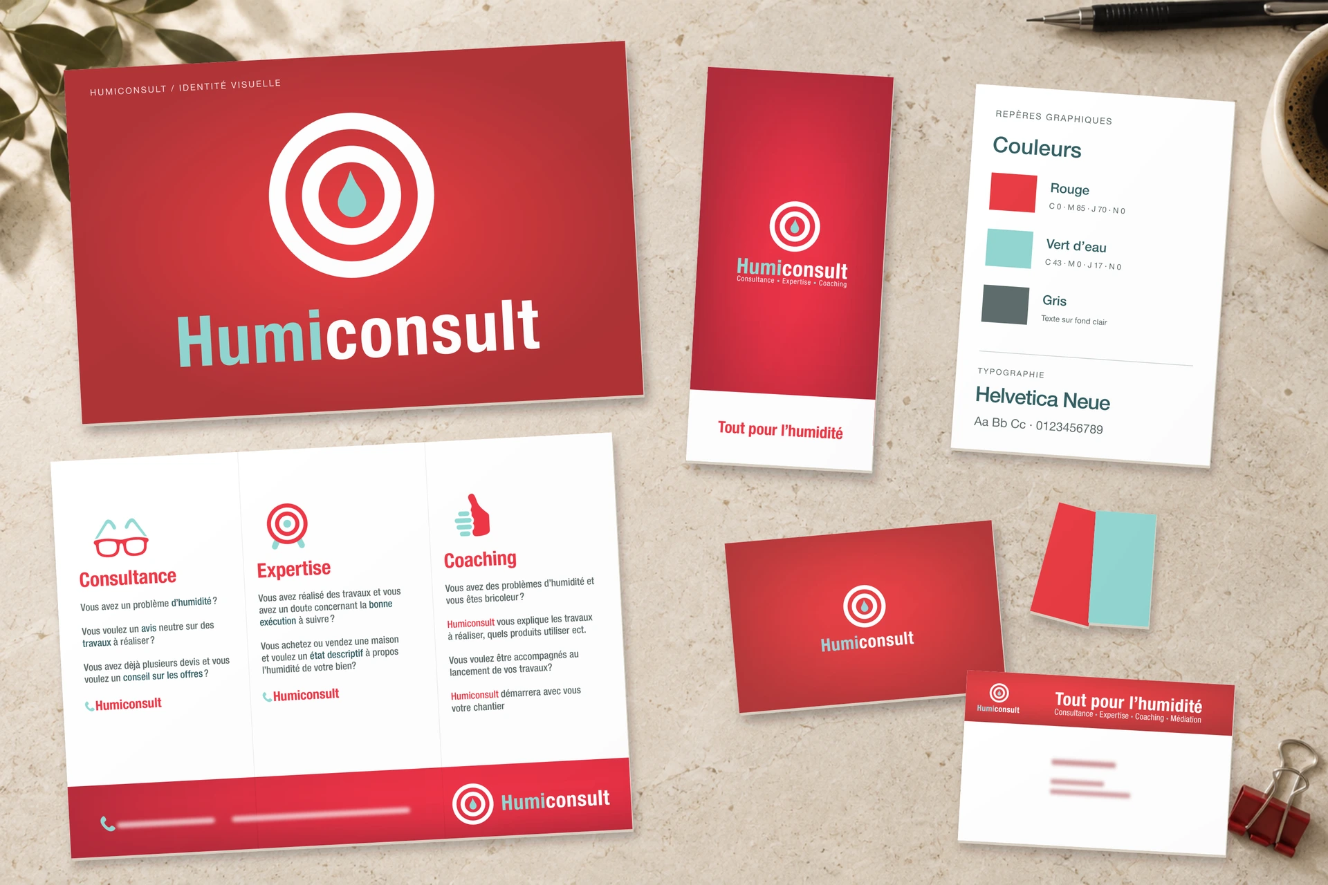 Présentation Humiconsult : logo sur fond rouge, dépliant, cartes de visite, palette rouge et vert d’eau et repères typographiques.